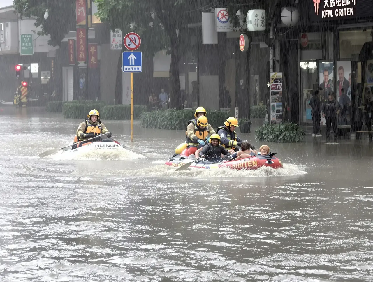 某地突降暴雨引发城市内涝,消防连夜转移被困群众